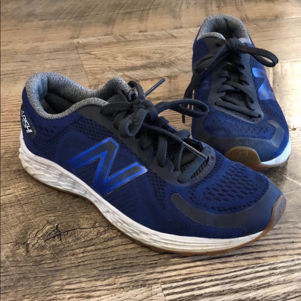 New balance blue tennis shoes size 2y